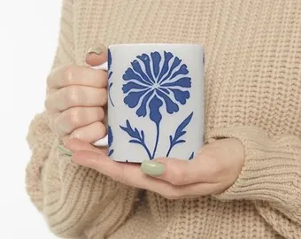 Caneca pintada à mão com flor azul