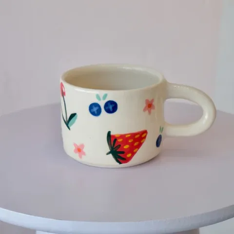 Xícara pintada à mão com morango e mirtilos