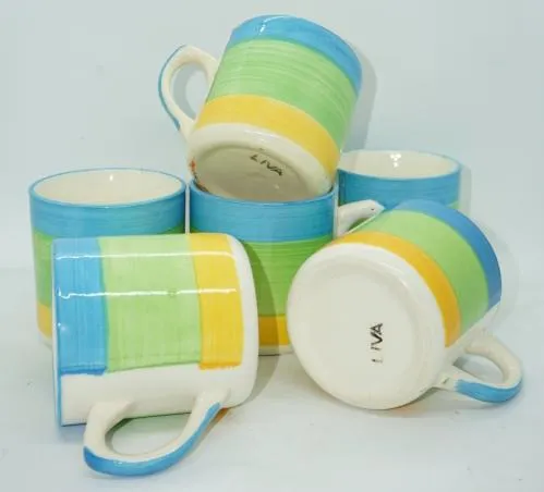 Caneca pintada à mão com faixas azul, verde e amarela