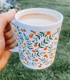 Caneca pintada à mão com ramos e frutinhas laranja
