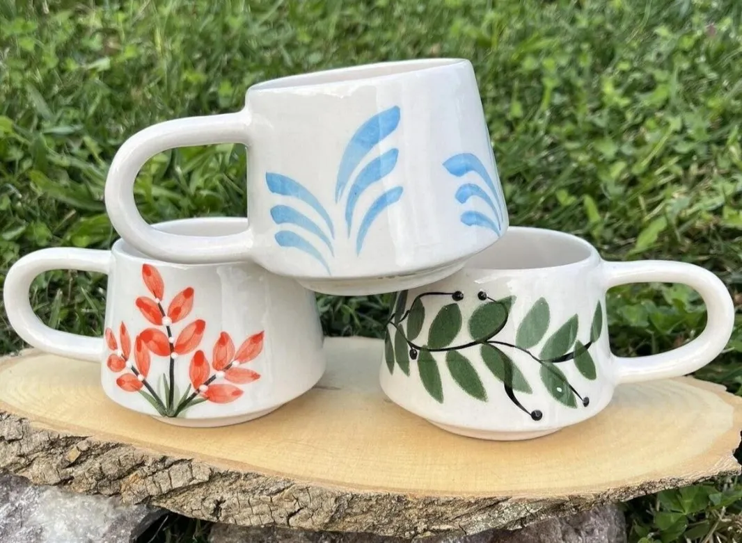 Trio de xícaras pintadas à mão com folhagens