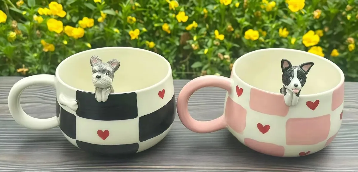 Xícara pintada à mão xadrez com cachorrinho