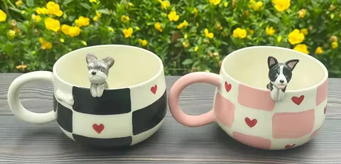 Xícara pintada à mão xadrez com cachorrinho