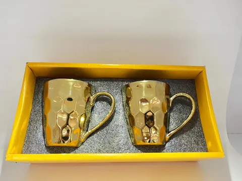Par de canecas metalizadas com relevo de favo