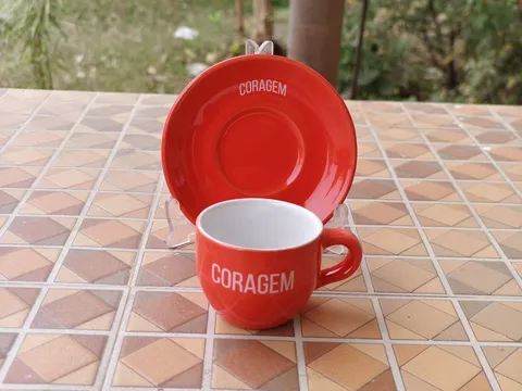 Xícara com pires e palavra