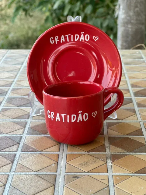 Xícara com pires e palavra com coração