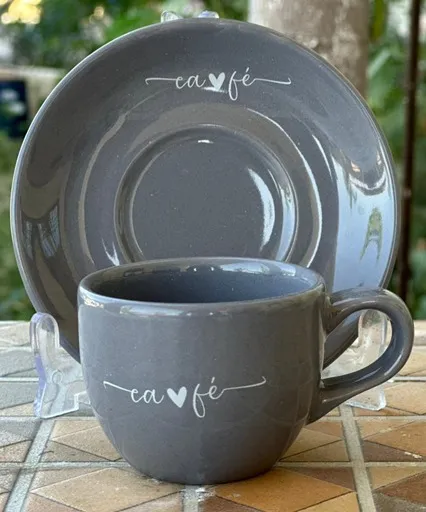 Xícara de chá com pires "ca♥fé"