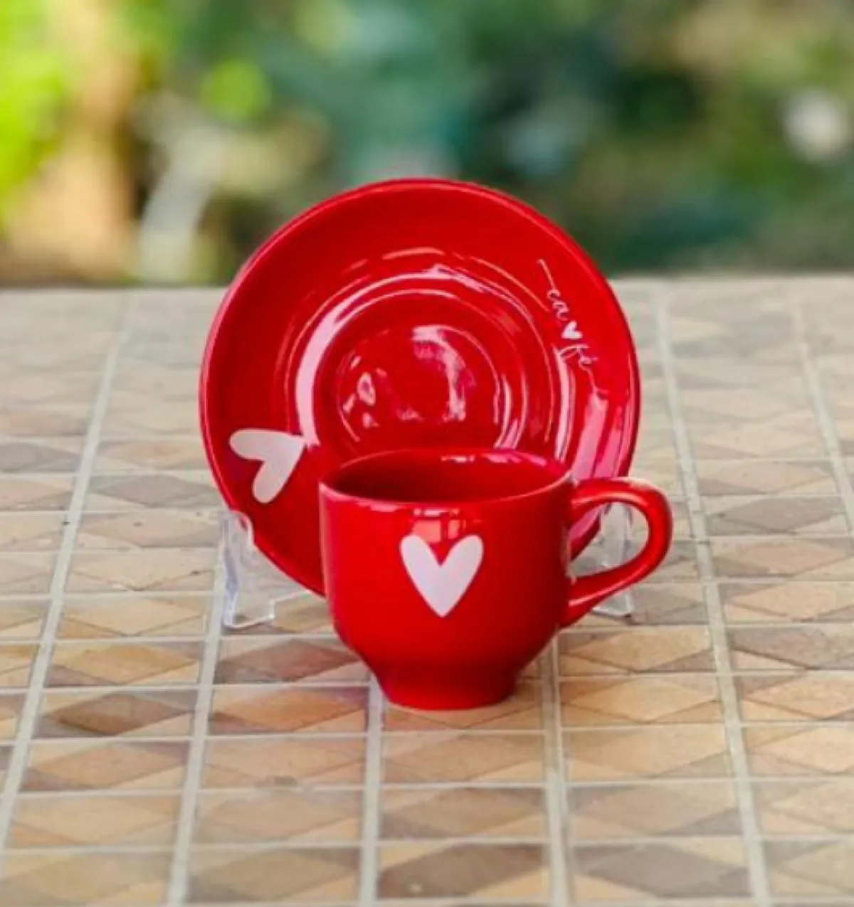 Xícara de café com pires e coração branco