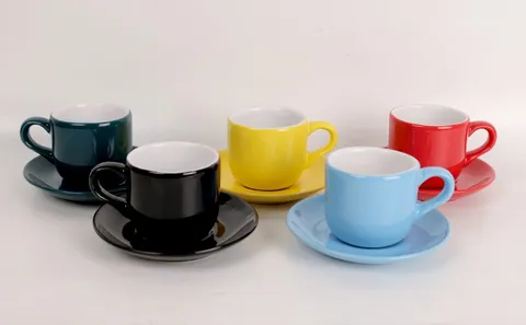 Xícara de café com pires lisa colorida