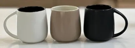 Caneca bojuda com interior preto