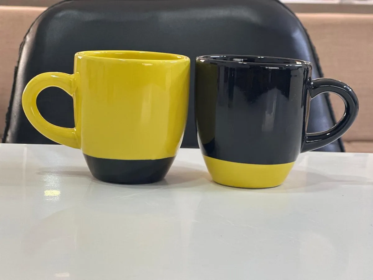 Caneca bicolor reta com base contrastante