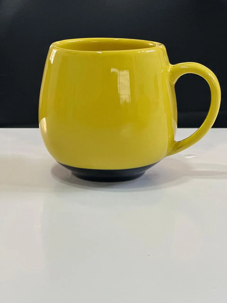 Caneca bojuda bicolor com base contrastante