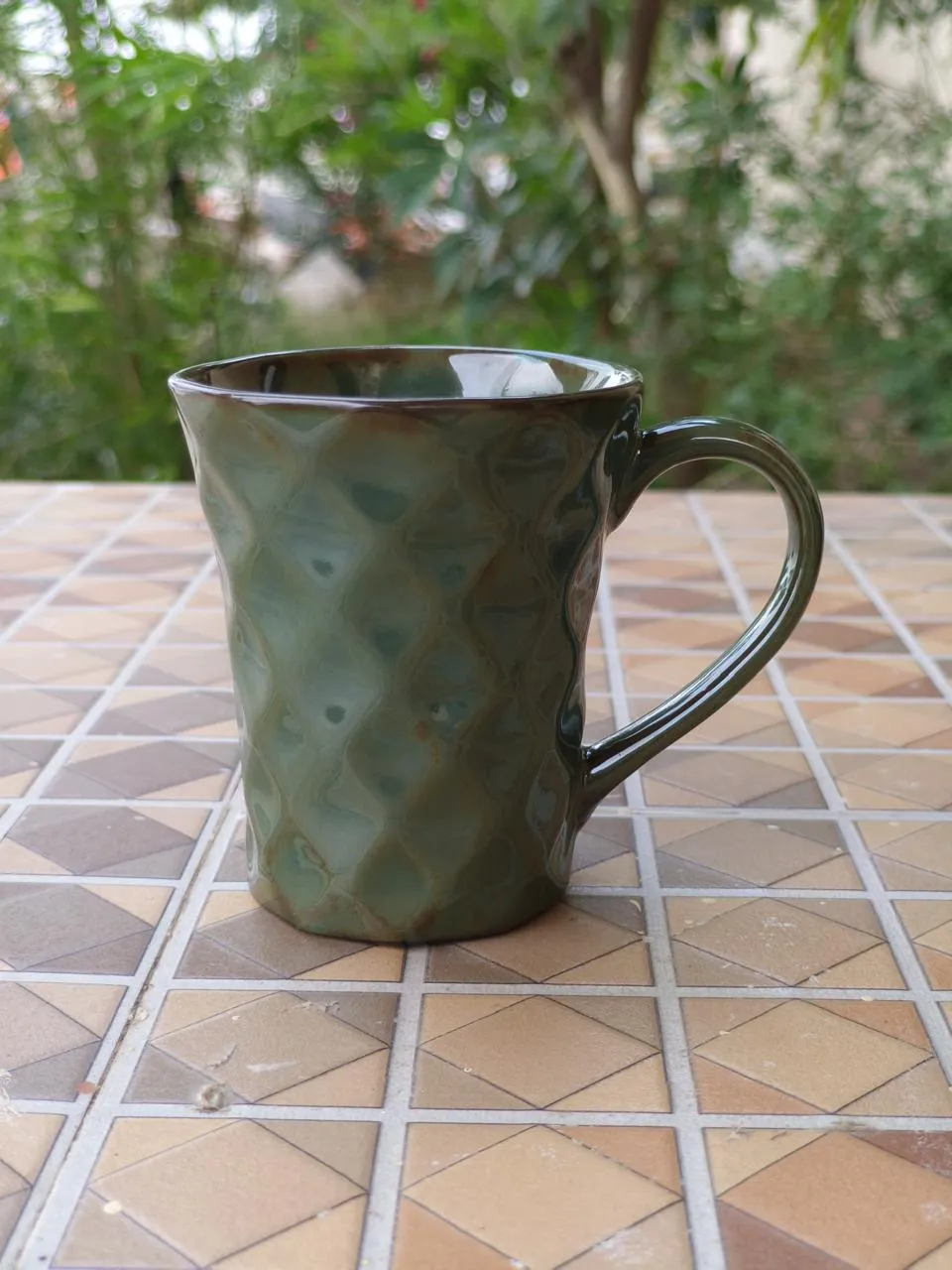 Caneca cônica com textura de losangos