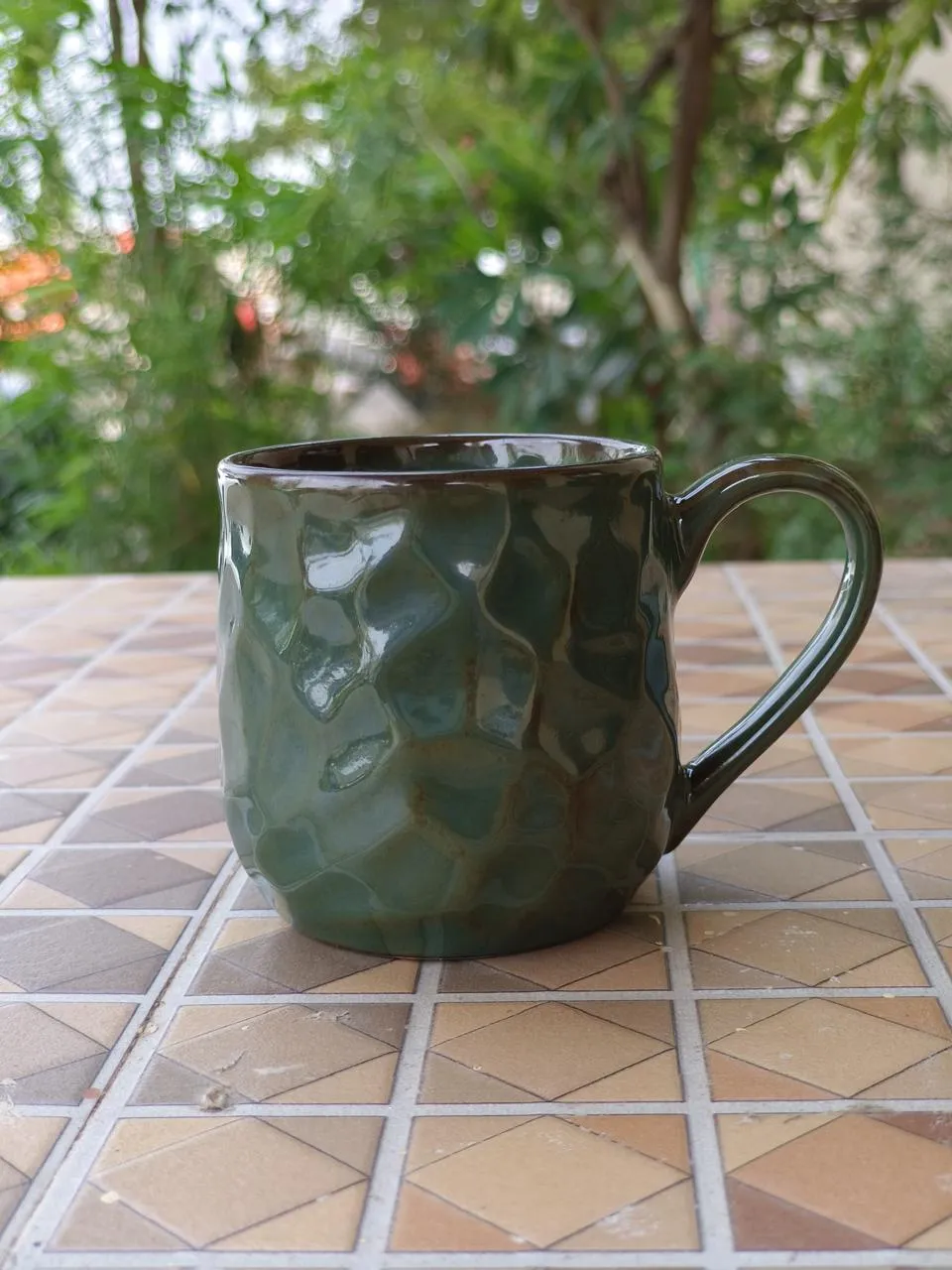 Caneca com textura martelada verde