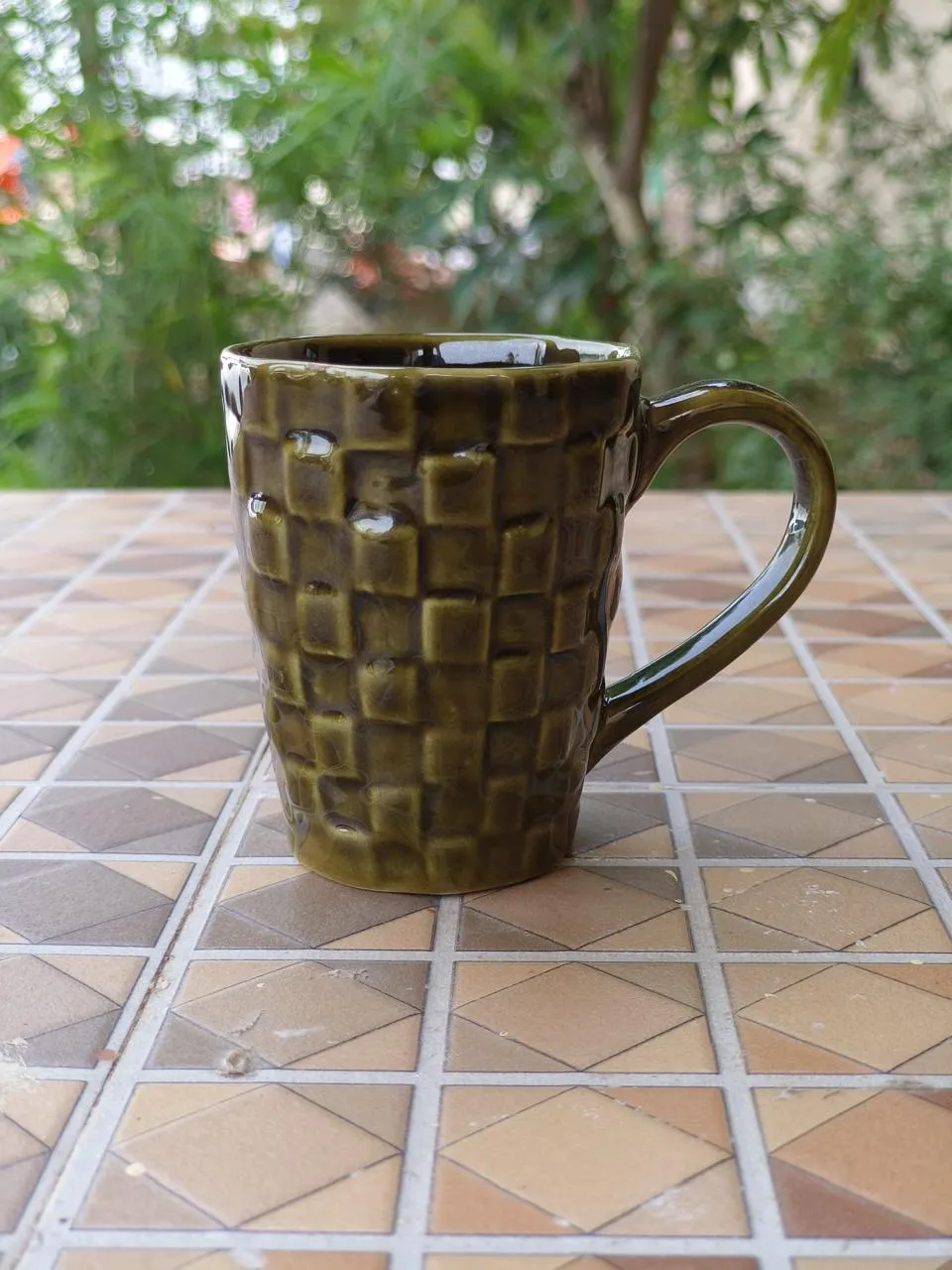 Caneca com textura quadriculada