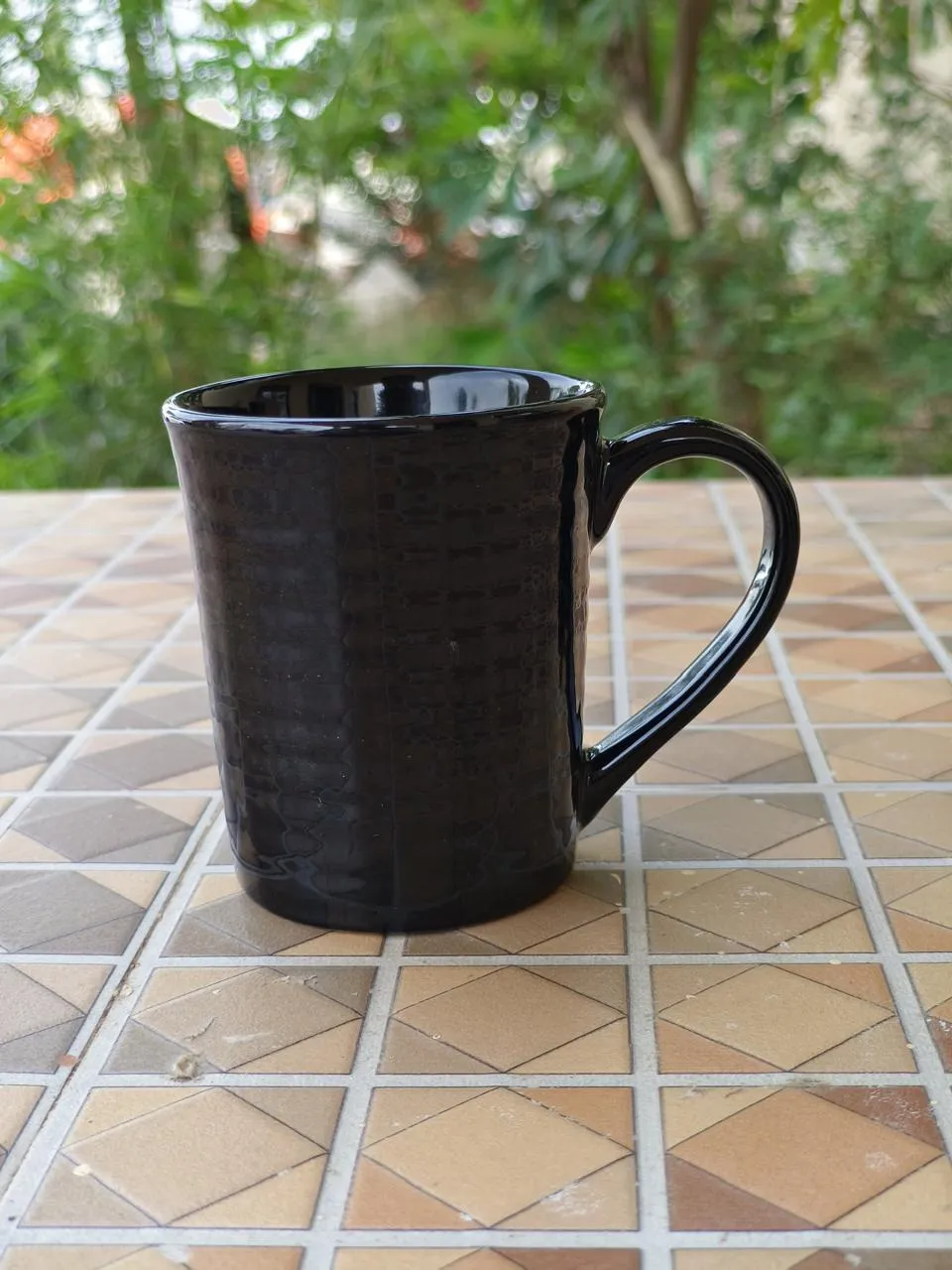 Caneca cônica preta texturizada