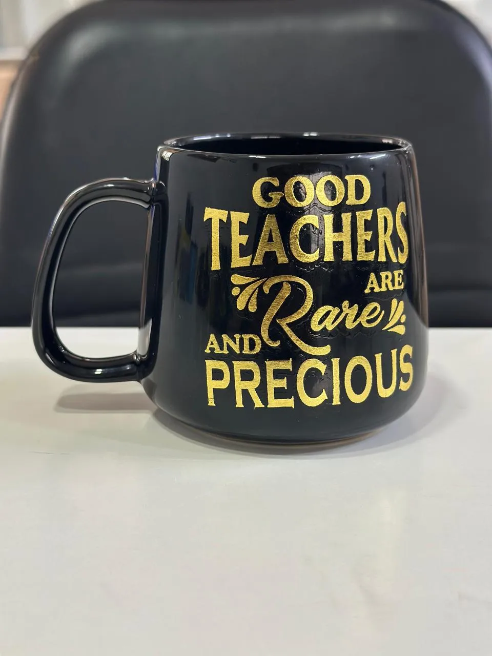 Caneca preta bojuda com estampa dourada