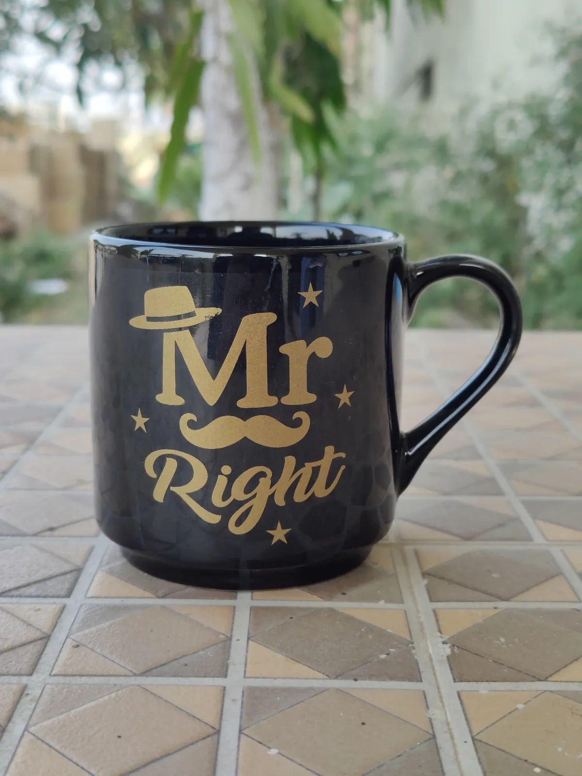 Caneca preta reta com estampa dourada