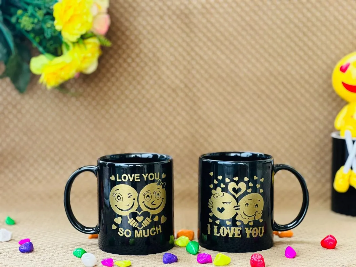 Caneca preta com estampa dourada de amor e amizade