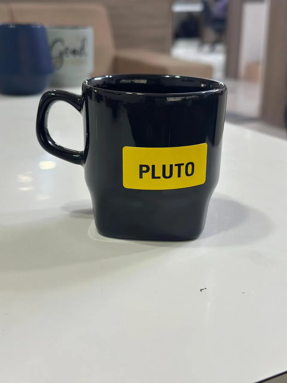 Caneca preta de base estreita