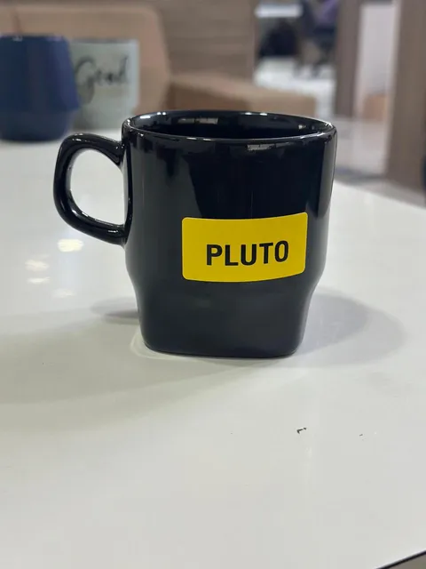Caneca preta de base estreita