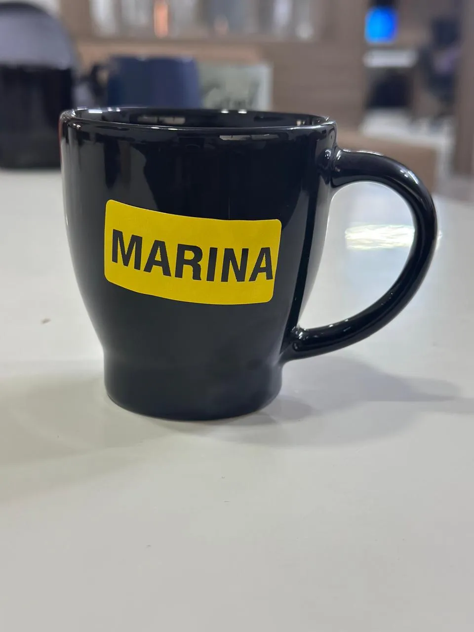 Caneca preta bojuda alta