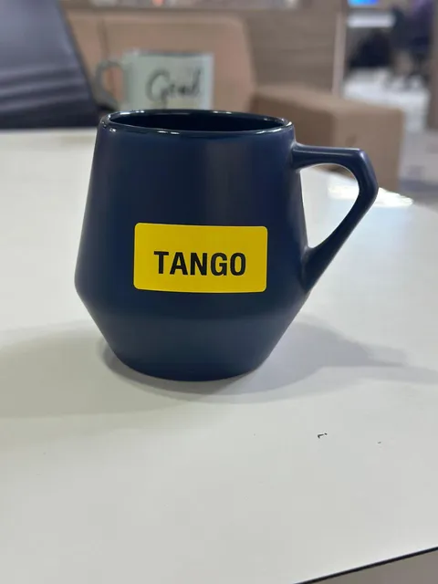 Caneca azul-marinho com base angular