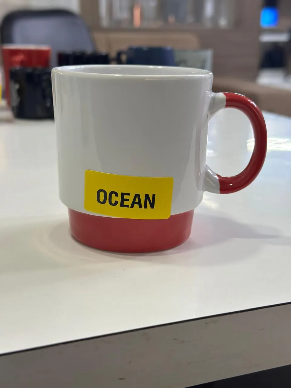 Caneca branca com base e alça vermelhas