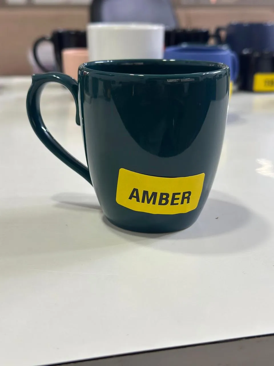Caneca verde-escura com alça larga