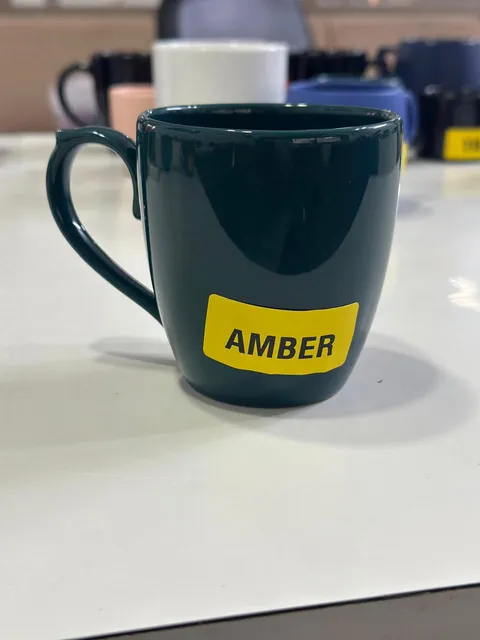 Caneca verde-escura com alça larga