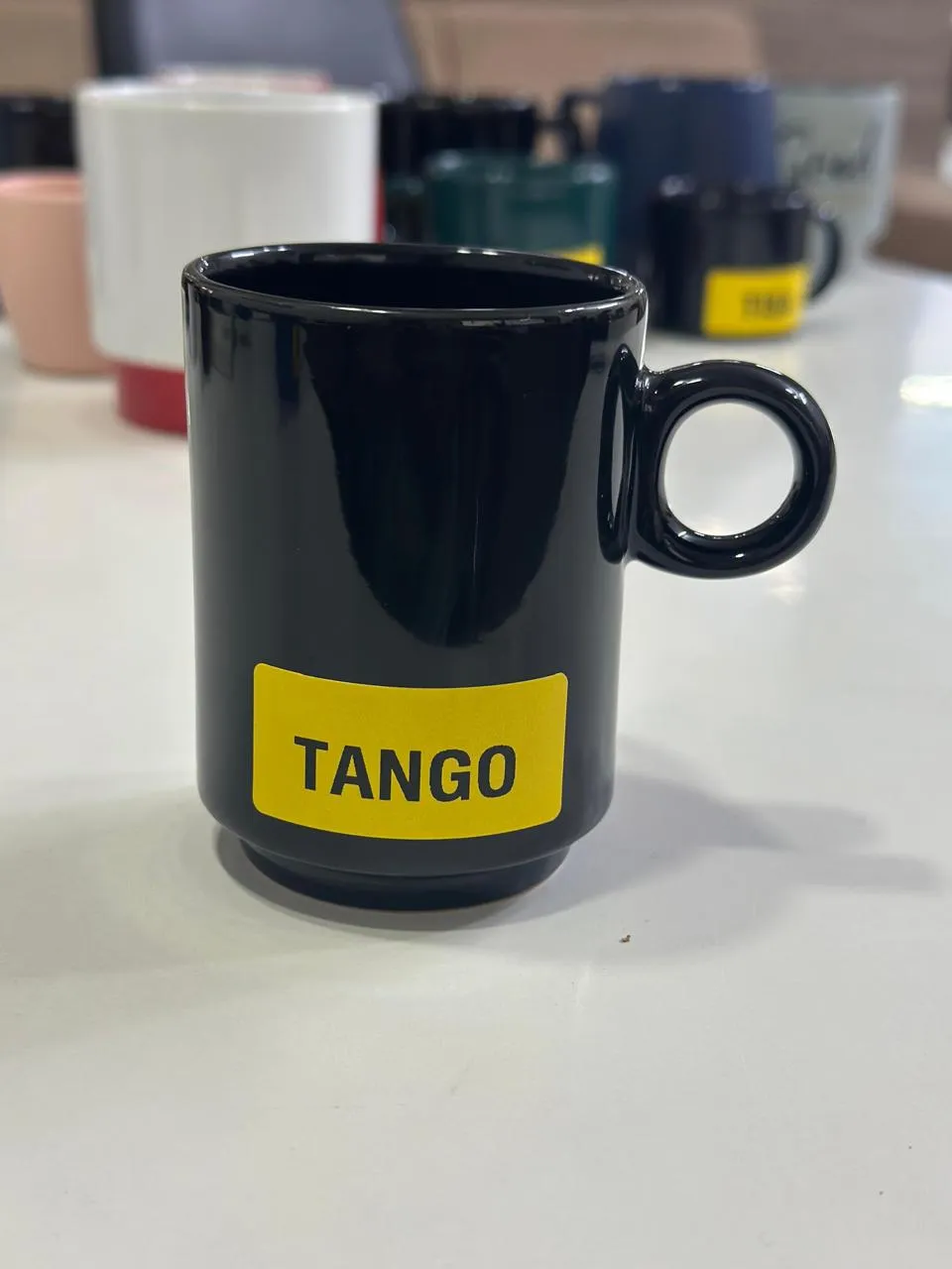 Caneca preta reta empilhável
