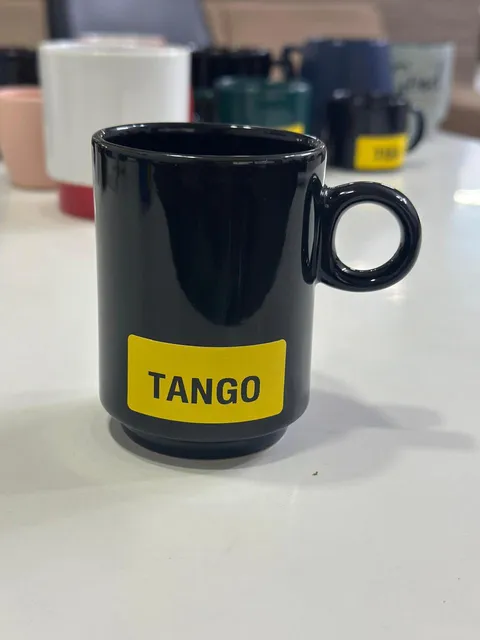 Caneca preta reta empilhável