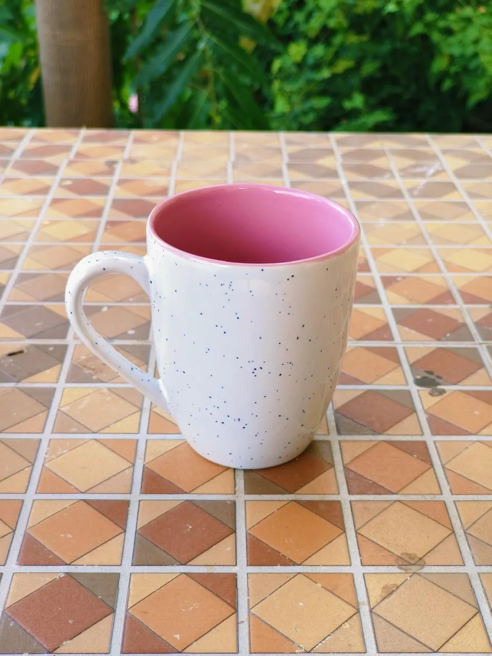 Caneca branca pontilhada com interior colorido