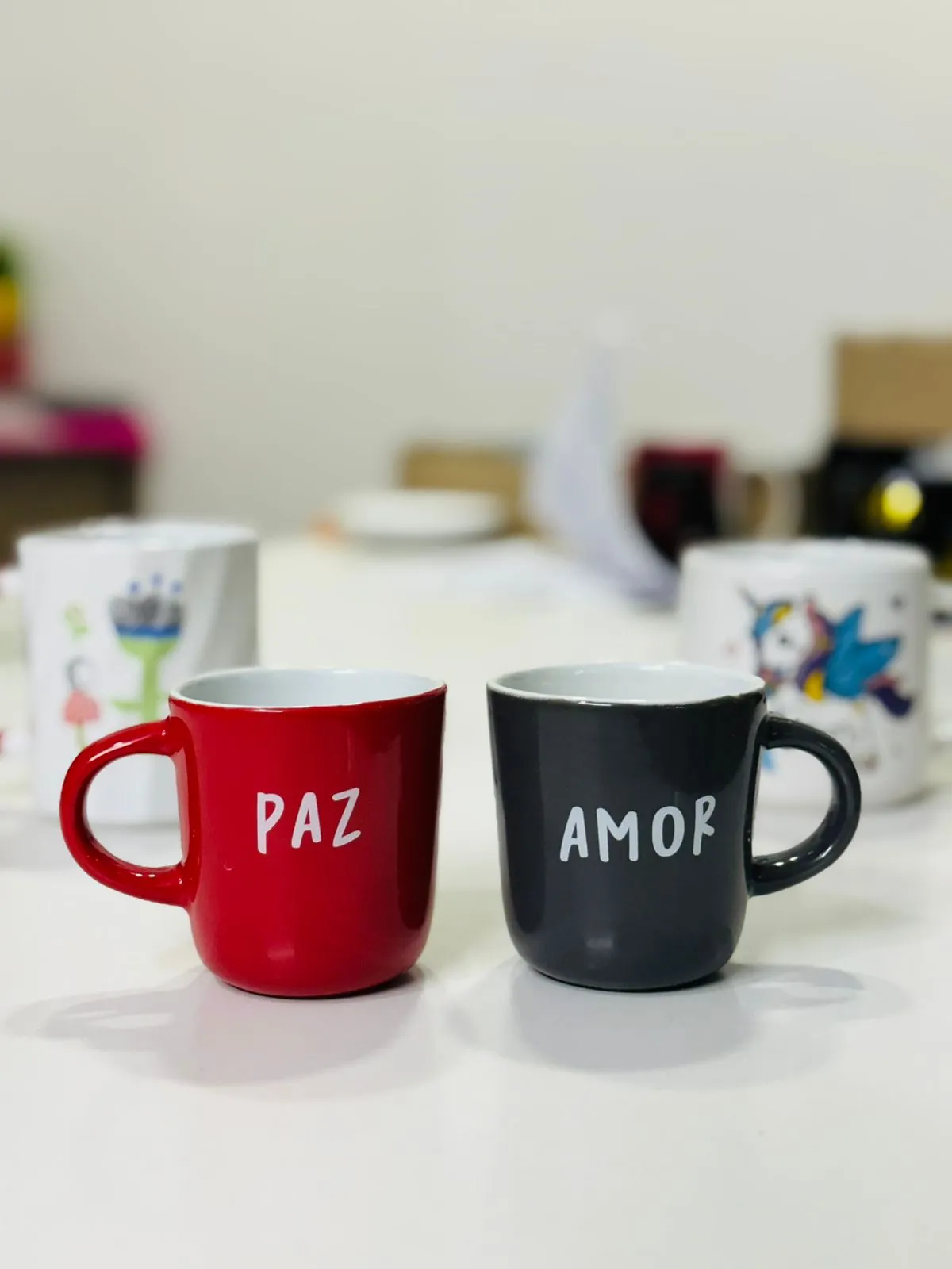 Caneca com palavra em letras maiúsculas