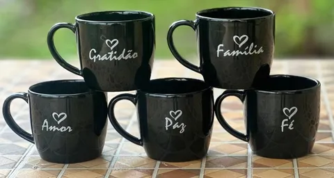 Caneca preta com palavra manuscrita e coração