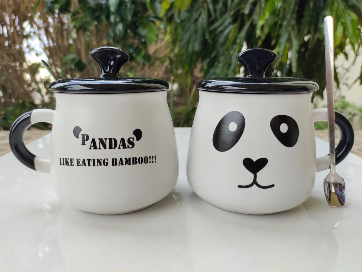 Caneca com tampa e colher estampa panda bojuda