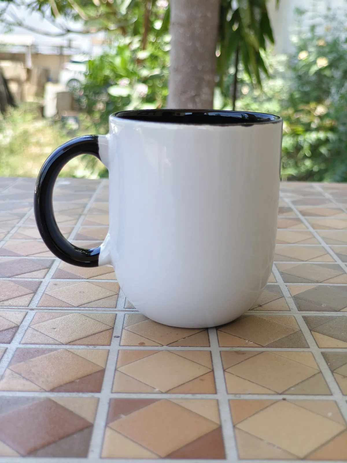 Caneca branca bicolor com alça e interior coloridos