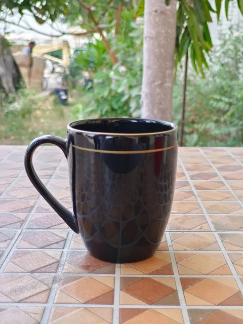 Caneca preta com friso dourado
