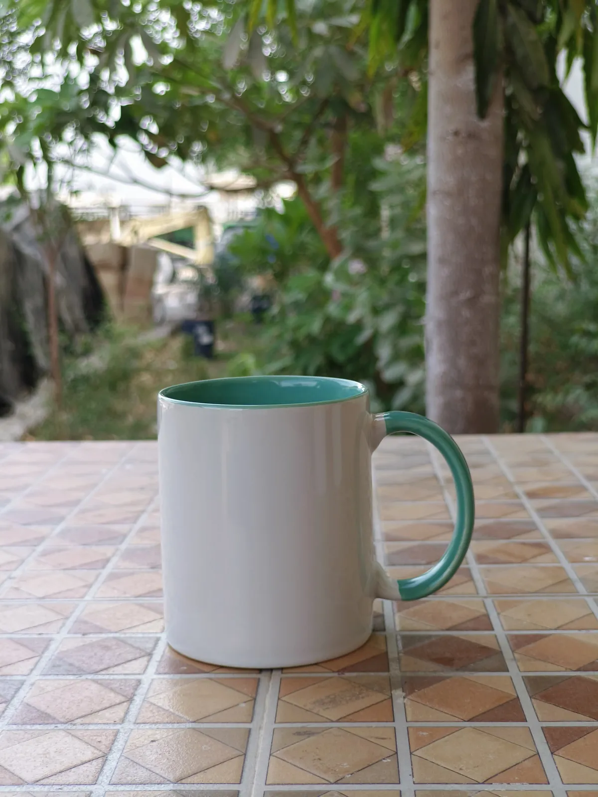 Caneca branca com interior e alça verde-água