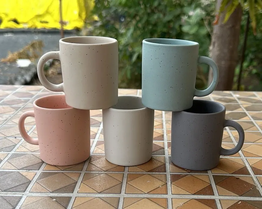 Caneca empilhável pontilhada tons pastel