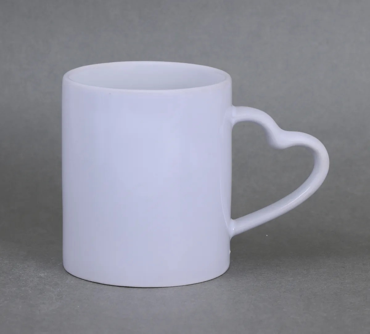 Caneca branca para sublimação alça de coração 330 ml